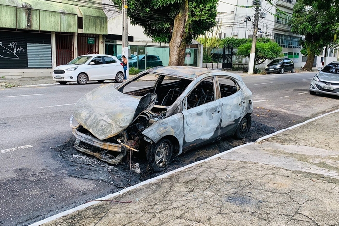 Carro em chamas assusta moradores no bairro do Umarizal; veja